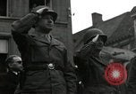 Standbild Truppen der US 2 Panzerdivision Parade in der belgischen Stadt Hasselt Belgien, 1945, aus Sekunde 25 historischem Filmmaterial Videoclip 65675074330