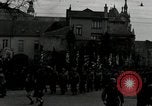Standbild Truppen der US 2 Panzerdivision Parade in der belgischen Stadt Hasselt Belgien, 1945, aus Sekunde 27 historischem Filmmaterial Videoclip 65675074330