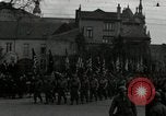 Standbild Truppen der US 2 Panzerdivision Parade in der belgischen Stadt Hasselt Belgien, 1945, aus Sekunde 28 historischem Filmmaterial Videoclip 65675074330