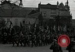 Standbild Truppen der US 2 Panzerdivision Parade in der belgischen Stadt Hasselt Belgien, 1945, aus Sekunde 29 historischem Filmmaterial Videoclip 65675074330