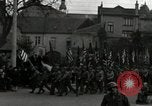 Standbild Truppen der US 2 Panzerdivision Parade in der belgischen Stadt Hasselt Belgien, 1945, aus Sekunde 30 historischem Filmmaterial Videoclip 65675074330