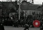 Standbild Truppen der US 2 Panzerdivision Parade in der belgischen Stadt Hasselt Belgien, 1945, aus Sekunde 32 historischem Filmmaterial Videoclip 65675074330