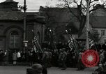 Standbild Truppen der US 2 Panzerdivision Parade in der belgischen Stadt Hasselt Belgien, 1945, aus Sekunde 34 historischem Filmmaterial Videoclip 65675074330