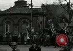 Standbild Truppen der US 2 Panzerdivision Parade in der belgischen Stadt Hasselt Belgien, 1945, aus Sekunde 35 historischem Filmmaterial Videoclip 65675074330