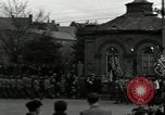 Standbild Truppen der US 2 Panzerdivision Parade in der belgischen Stadt Hasselt Belgien, 1945, aus Sekunde 37 historischem Filmmaterial Videoclip 65675074330