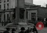Standbild Truppen der US 2 Panzerdivision Parade in der belgischen Stadt Hasselt Belgien, 1945, aus Sekunde 41 historischem Filmmaterial Videoclip 65675074330