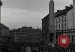 Standbild Truppen der US 2 Panzerdivision Parade in der belgischen Stadt Hasselt Belgien, 1945, aus Sekunde 45 historischem Filmmaterial Videoclip 65675074330
