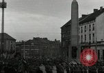 Standbild Truppen der US 2 Panzerdivision Parade in der belgischen Stadt Hasselt Belgien, 1945, aus Sekunde 46 historischem Filmmaterial Videoclip 65675074330