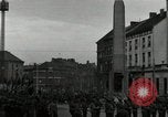 Standbild Truppen der US 2 Panzerdivision Parade in der belgischen Stadt Hasselt Belgien, 1945, aus Sekunde 47 historischem Filmmaterial Videoclip 65675074330