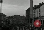 Standbild Truppen der US 2 Panzerdivision Parade in der belgischen Stadt Hasselt Belgien, 1945, aus Sekunde 48 historischem Filmmaterial Videoclip 65675074330
