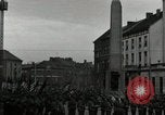 Standbild Truppen der US 2 Panzerdivision Parade in der belgischen Stadt Hasselt Belgien, 1945, aus Sekunde 49 historischem Filmmaterial Videoclip 65675074330