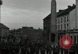 Standbild Truppen der US 2 Panzerdivision Parade in der belgischen Stadt Hasselt Belgien, 1945, aus Sekunde 50 historischem Filmmaterial Videoclip 65675074330