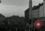 Standbild Truppen der US 2 Panzerdivision Parade in der belgischen Stadt Hasselt Belgien, 1945, aus Sekunde 51 historischem Filmmaterial Videoclip 65675074330