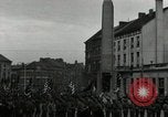 Standbild Truppen der US 2 Panzerdivision Parade in der belgischen Stadt Hasselt Belgien, 1945, aus Sekunde 52 historischem Filmmaterial Videoclip 65675074330