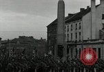 Standbild Truppen der US 2 Panzerdivision Parade in der belgischen Stadt Hasselt Belgien, 1945, aus Sekunde 53 historischem Filmmaterial Videoclip 65675074330