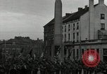 Standbild Truppen der US 2 Panzerdivision Parade in der belgischen Stadt Hasselt Belgien, 1945, aus Sekunde 54 historischem Filmmaterial Videoclip 65675074330
