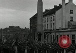 Standbild Truppen der US 2 Panzerdivision Parade in der belgischen Stadt Hasselt Belgien, 1945, aus Sekunde 55 historischem Filmmaterial Videoclip 65675074330