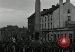 Standbild Truppen der US 2 Panzerdivision Parade in der belgischen Stadt Hasselt Belgien, 1945, aus Sekunde 56 historischem Filmmaterial Videoclip 65675074330