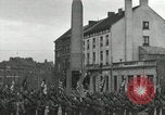 Standbild Truppen der US 2 Panzerdivision Parade in der belgischen Stadt Hasselt Belgien, 1945, aus Sekunde 57 historischem Filmmaterial Videoclip 65675074330