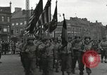 Standbild Truppen der US 2 Panzerdivision Parade in der belgischen Stadt Hasselt Belgien, 1945, aus Sekunde 58 historischem Filmmaterial Videoclip 65675074330