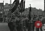 Standbild Truppen der US 2 Panzerdivision Parade in der belgischen Stadt Hasselt Belgien, 1945, aus Sekunde 59 historischem Filmmaterial Videoclip 65675074330