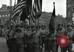 Standbild Truppen der US 2 Panzerdivision Parade in der belgischen Stadt Hasselt Belgien, 1945, aus Sekunde 60 historischem Filmmaterial Videoclip 65675074330