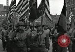 Standbild Truppen der US 2 Panzerdivision Parade in der belgischen Stadt Hasselt Belgien, 1945, aus Sekunde 61 historischem Filmmaterial Videoclip 65675074330
