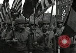 Standbild Truppen der US 2 Panzerdivision Parade in der belgischen Stadt Hasselt Belgien, 1945, aus Sekunde 62 historischem Filmmaterial Videoclip 65675074330