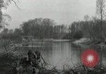 Standbild USA Infanteristen Leimersheim Deutschland, 1945, aus Sekunde 8 historischem Filmmaterial Videoclip 65675074331