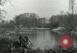 Standbild USA Infanteristen Leimersheim Deutschland, 1945, aus Sekunde 10 historischem Filmmaterial Videoclip 65675074331