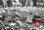 Image British foule fête le Jour de la Victoire en Europe London England Royaume-Uni, 1945, de la seconde 3 séquences d'archives historiques vidéo 65675074357