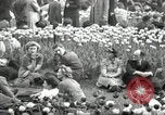 Image British foule fête le Jour de la Victoire en Europe London England Royaume-Uni, 1945, de la seconde 4 séquences d'archives historiques vidéo 65675074357