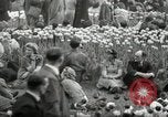 Image British foule fête le Jour de la Victoire en Europe London England Royaume-Uni, 1945, de la seconde 7 séquences d'archives historiques vidéo 65675074357