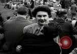 Image British foule fête le Jour de la Victoire en Europe London England Royaume-Uni, 1945, de la seconde 32 séquences d'archives historiques vidéo 65675074357