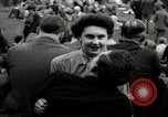 Image British foule fête le Jour de la Victoire en Europe London England Royaume-Uni, 1945, de la seconde 33 séquences d'archives historiques vidéo 65675074357