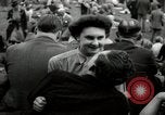 Image British foule fête le Jour de la Victoire en Europe London England Royaume-Uni, 1945, de la seconde 34 séquences d'archives historiques vidéo 65675074357