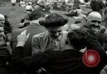 Image British foule fête le Jour de la Victoire en Europe London England Royaume-Uni, 1945, de la seconde 36 séquences d'archives historiques vidéo 65675074357