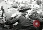 Image British foule fête le Jour de la Victoire en Europe London England Royaume-Uni, 1945, de la seconde 38 séquences d'archives historiques vidéo 65675074357