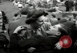 Image British foule fête le Jour de la Victoire en Europe London England Royaume-Uni, 1945, de la seconde 39 séquences d'archives historiques vidéo 65675074357