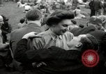 Image British foule fête le Jour de la Victoire en Europe London England Royaume-Uni, 1945, de la seconde 40 séquences d'archives historiques vidéo 65675074357