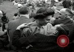 Image British foule fête le Jour de la Victoire en Europe London England Royaume-Uni, 1945, de la seconde 41 séquences d'archives historiques vidéo 65675074357