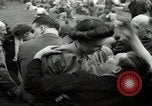 Image British foule fête le Jour de la Victoire en Europe London England Royaume-Uni, 1945, de la seconde 42 séquences d'archives historiques vidéo 65675074357