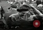 Image British foule fête le Jour de la Victoire en Europe London England Royaume-Uni, 1945, de la seconde 44 séquences d'archives historiques vidéo 65675074357