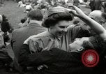 Image British foule fête le Jour de la Victoire en Europe London England Royaume-Uni, 1945, de la seconde 46 séquences d'archives historiques vidéo 65675074357