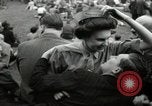 Image British foule fête le Jour de la Victoire en Europe London England Royaume-Uni, 1945, de la seconde 47 séquences d'archives historiques vidéo 65675074357