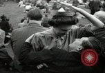 Image British foule fête le Jour de la Victoire en Europe London England Royaume-Uni, 1945, de la seconde 48 séquences d'archives historiques vidéo 65675074357