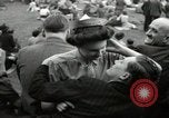 Image British foule fête le Jour de la Victoire en Europe London England Royaume-Uni, 1945, de la seconde 49 séquences d'archives historiques vidéo 65675074357