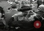 Image British foule fête le Jour de la Victoire en Europe London England Royaume-Uni, 1945, de la seconde 50 séquences d'archives historiques vidéo 65675074357