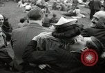 Image British foule fête le Jour de la Victoire en Europe London England Royaume-Uni, 1945, de la seconde 51 séquences d'archives historiques vidéo 65675074357
