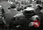 Image British foule fête le Jour de la Victoire en Europe London England Royaume-Uni, 1945, de la seconde 53 séquences d'archives historiques vidéo 65675074357